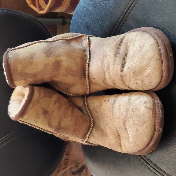 UGG size 9 - Picture 1 of 7